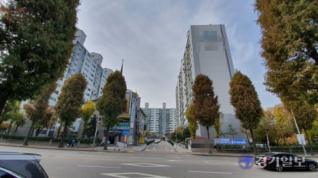부천 중동 아파트단지에서 외벽 보수공사가 1년이 넘도록 지연되고 있어 입주자대표회의와 주민들간 갈등이 심화하고 있다. 사진은 해당 아파트단지 전경. 김종구기자