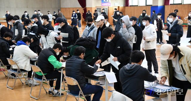 2022학년도 대학수학능력시험을 하루 앞둔 17일 제30지구 수원교육지원청 응시원서 접수자 수험표 배부장소에서 수험생들이 수험표를 받고 있다. 김시범기자