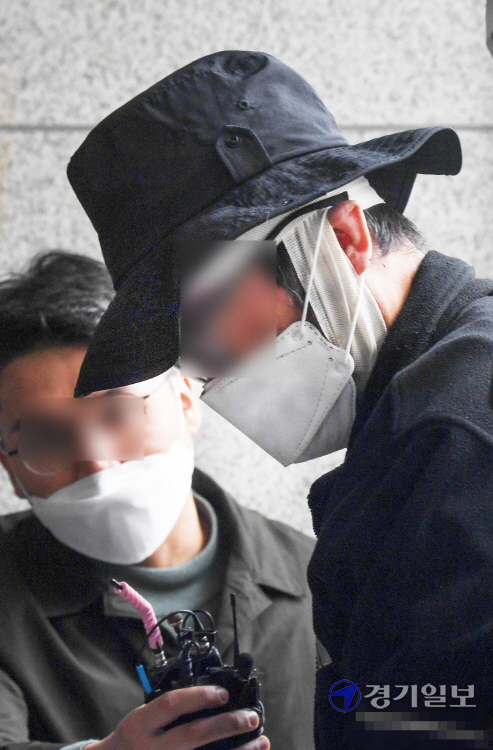 층간소음 갈등으로 아래층 일가족 3명을 흉기로 다치게 한 혐의를 받고 있는 40대 A씨가 구속 전 피의자 심문(영장실질심사)을 받기 위해 17일 오후 인천 미추홀구 인천지방법원에 들어서고 있다.장용준기자