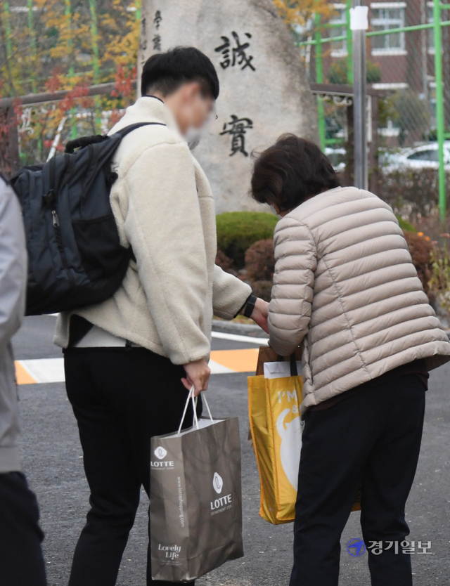 2022학년도 대학수학능력시험일인 18일 오전 수원시 효원고등학교 시험장 앞에서 한 학부모가 수험생 아들을 배웅하고 있다.조주현기자