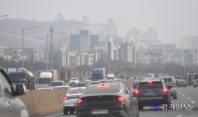 경기지역 미세먼지ㆍ초미세먼지가 나쁨을 기록한 18일 수도권제1순환고속도로 일대가 뿌옇게 보이고 있다. 기상청은 미세먼지 나쁨현상이 이번 주말까지 이어질 것이라고 예보했다. 김시범기자