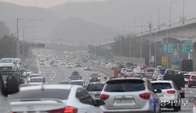 경기지역 미세먼지ㆍ초미세먼지가 나쁨을 기록한 18일 수도권제1순환고속도로 일대가 뿌옇게 보이고 있다. 기상청은 미세먼지 나쁨현상이 이번 주말까지 이어질 것이라고 예보했다. 김시범기자