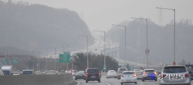 경기지역 미세먼지ㆍ초미세먼지가 나쁨을 기록한 18일 수도권제1순환고속도로 일대가 뿌옇게 보이고 있다. 기상청은 미세먼지 나쁨현상이 이번 주말까지 이어질 것이라고 예보했다. 김시범기자