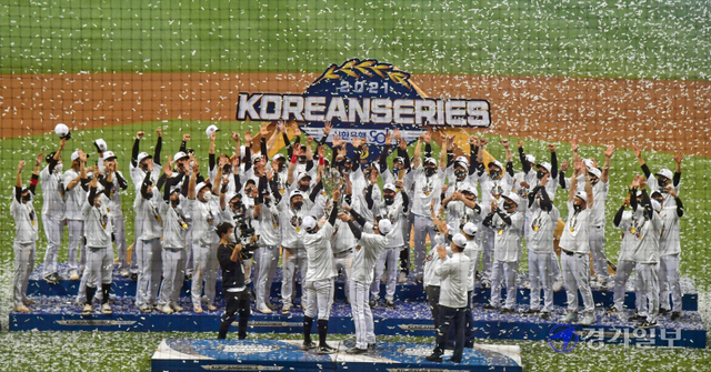 2021신한은행 SOL KBO 포스트시즌 한국시리즈 4차전 kt 대 두산 경기가 열린 18일 서울 구로구 고척스카이돔에서 8-4 승리로 창단 첫 통합우승을 달성한 이강철 감독이 헹가래를 받고 있다. 윤원규기자