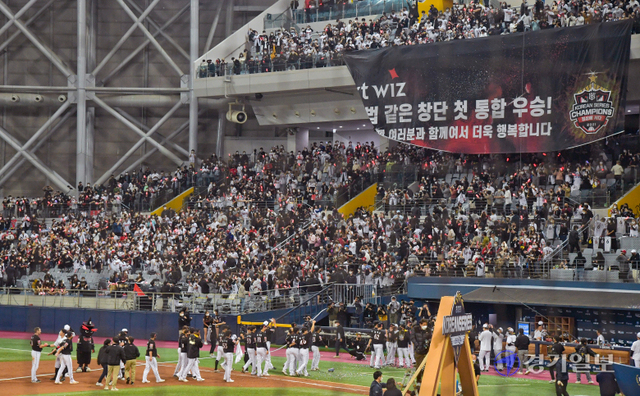 2021신한은행 SOL KBO 포스트시즌 한국시리즈 4차전 kt 대 두산 경기가 열린 18일 서울 구로구 고척스카이돔에서 8-4 승리로 창단 첫 통합우승을 달성한 이강철 감독이 헹가래를 받고 있다. 윤원규기자
