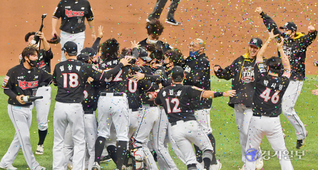2021신한은행 SOL KBO 포스트시즌 한국시리즈 4차전 kt 대 두산 경기가 열린 18일 서울 구로구 고척스카이돔에서 8-4 승리로 창단 첫 통합우승을 달성한 이강철 감독이 헹가래를 받고 있다. 윤원규기자