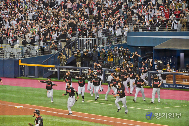 2021신한은행 SOL KBO 포스트시즌 한국시리즈 4차전 kt 대 두산 경기가 열린 18일 서울 구로구 고척스카이돔에서 8-4 승리로 창단 첫 통합우승을 달성한 이강철 감독이 헹가래를 받고 있다. 윤원규기자