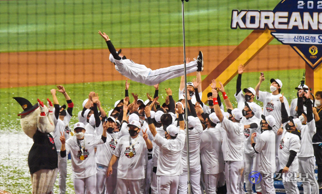 2021신한은행 SOL KBO 포스트시즌 한국시리즈 4차전 kt 대 두산 경기가 열린 18일 서울 구로구 고척스카이돔에서 8-4 승리로 창단 첫 통합우승을 달성한 이강철 감독이 헹가래를 받고 있다. 윤원규기자