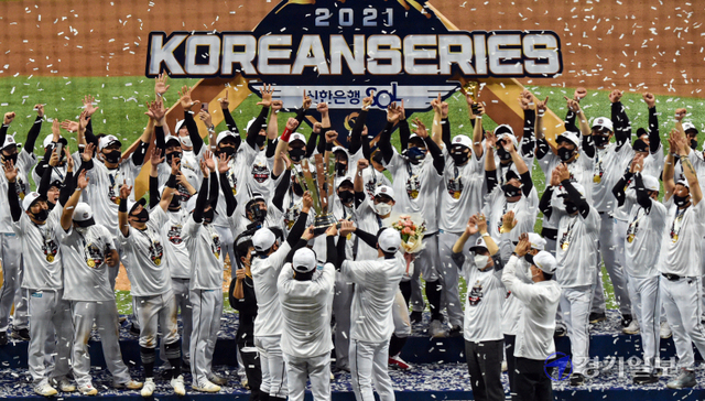 2021신한은행 SOL KBO 포스트시즌 한국시리즈 4차전 kt 대 두산 경기가 열린 18일 서울 구로구 고척스카이돔에서 8-4 승리로 창단 첫 통합우승을 달성한 kt 선수들이 환호하고 있다. 윤원규기자
