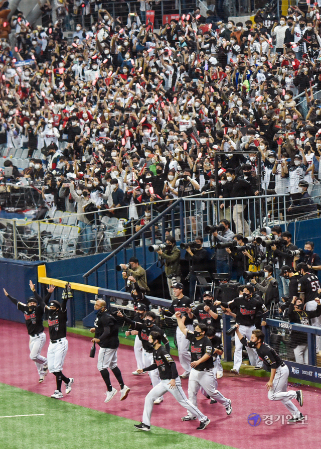 2021신한은행 SOL KBO 포스트시즌 한국시리즈 4차전 kt 대 두산 경기가 열린 18일 서울 구로구 고척스카이돔에서 8-4 승리로 창단 첫 통합우승을 달성한 kt 선수들이 환호하고 있다. 윤원규기자