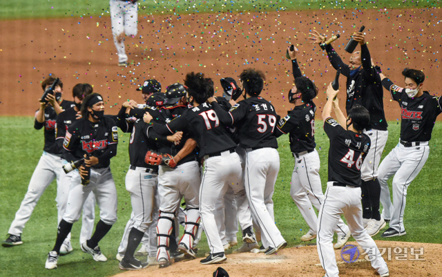 2021신한은행 SOL KBO 포스트시즌 한국시리즈 4차전 kt 대 두산 경기가 열린 18일 서울 구로구 고척스카이돔에서 8-4 승리로 창단 첫 통합우승을 달성한 kt 선수들이 환호하고 있다. 윤원규기자