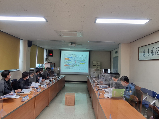 장한주 안성경찰서장은 최근 경찰서 소회의실에서 한국도로공사 제2경부고속도로 사업단 팀장, 건설소장 등이 참석한 가운데 간담회를 열었다.