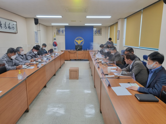장한주 안성경찰서장은 최근 경찰서 소회의실에서 한국도로공사 제2경부고속도로 사업단 팀장, 건설소장 등이 참석한 가운데 간담회를 열었다.