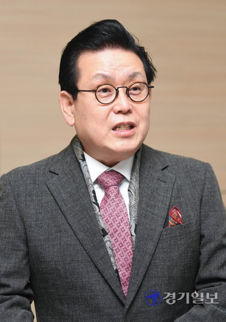 이철구 ㈔한국음악협회 이사장이 18일부터 인천 송도국제도시 인천글로벌캠퍼스 대강당에서 2일간 열린 ‘2021 동아시아 축제’의 의미와 개최 배경 등에 대해 이야기하고 있다. 장용준기자