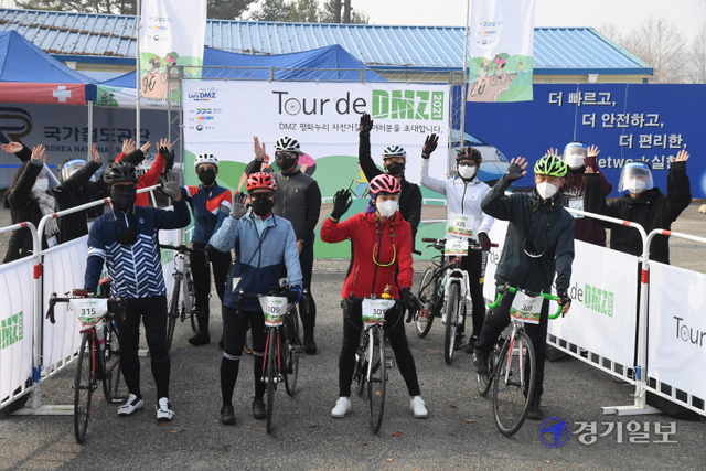 20일 파주시 임진강역 인근에서 '2021 Tour de DMZ 자전거대회' 참가자들이 기념촬영을 하고 있다. 조주현기자