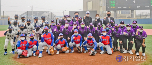 2021 제4회 화성시장기 전국리틀야구대회 개막식이 열린 20일 오후 화성드림파크 메인리틀야구장에서 유승안 (사)한국리틀야구연맹 회장, 한영관 (사)한국리틀야구연맹 명예회장, 신항철 경기일보 대표이사 회장, 박미랑 화성시 체육진흥과장이 선수들과 기념촬영을 하고 있다. 윤원규기자