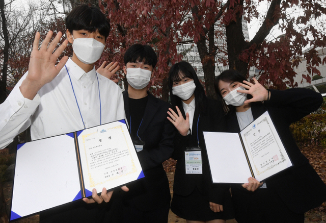 산업통상자원부 장관상을 수상한 인천하늘고의 ‘나래울’ 팀<br>