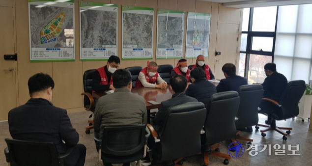22일 LH 남양주사업본부에서 열린 간담회에서 남양주 왕숙지구 주민대책위원회 위원장 4명이 주민들에게 입장을 밝히고 있다. 하지은기자