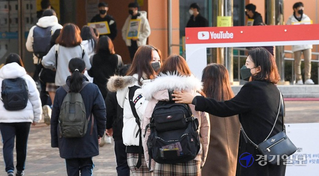 인천지역 유치원과 초·중·고등학교가 전면등교를 시작한 22일 오전 서구 청라중학교 학생들이 등교지도 교사와 반갑게 인사를 나누고 있다. 이날 학교는 등교 학생들의 몰림을 예방하기 위해 학년과 반별으로 나눠 시차 등교를 했다. 장용준기자