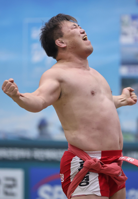 23일 강원도 평창군 평창송어종합공연체험장에서 열린 ‘위더스제약 2021 평창평화장사씨름대회’ 한라장사 결정전서 이국희(증평군청)를 3대0으로 꺾고 장사에 등극한 김보경(인천 연수구청)이 우승 확정 후 환호하고 있다. 대한씨름협회 제공