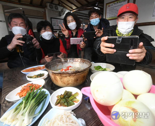 경기도시장상권진흥원의 ‘찾아가는 스마트 촬영 스튜디오 교육’에 참여한 일산 백석1동 12블록 상인회 회원들이 23일 오후 상권 내 한 닭요리 전문점에서 사진촬영 기법을 실습하고 있다. 경상원은 코로나19 이후 배달어플리케이션 등 비대면 영업 방식이 급속히 증가함에 따라 도내 소상공인들이 적응할 수 있도록 지난달 5일부터 이달 30일까지 전문가들이 개별 점포를 방문, 기초 사진 촬영 교육을 진행하는 '2021년 소상공인 스마트 역량강화' 찾아가는 스마트 촬영 스튜디오 프로그램을 운영하고 있다.조주현기자