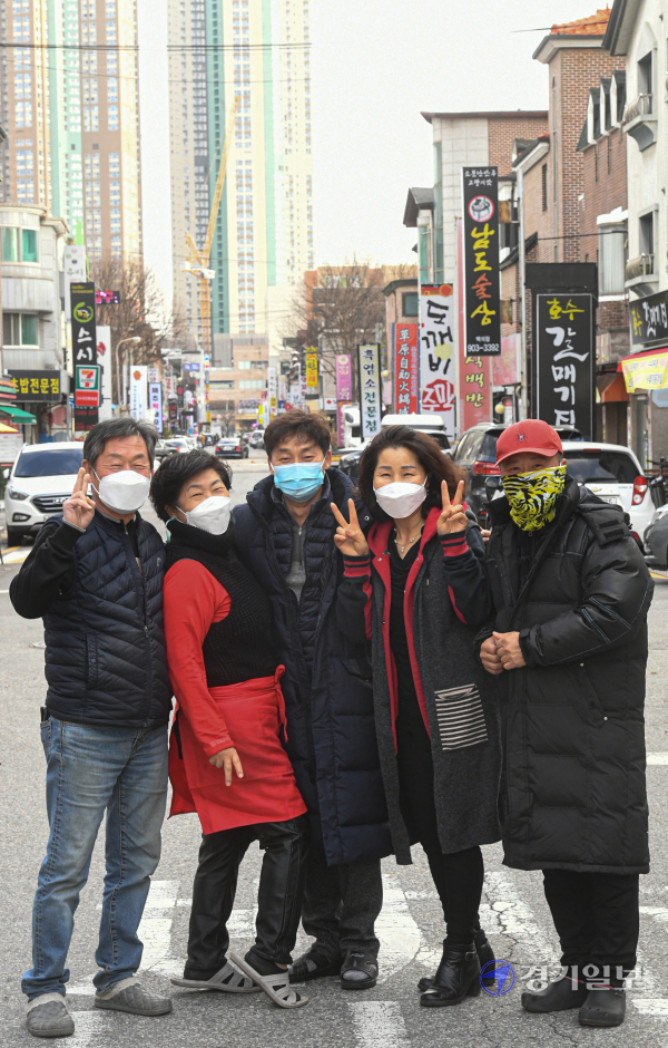 경기도시장상권진흥원의 ‘찾아가는 스마트 촬영 스튜디오 교육’에 참여한 일산 백석1동 12블록 상인회 회원들이 23일 오후 상권 내 한 닭요리 전문점에서 사진촬영 기법을 실습한 뒤 기념촬영을 하고 있다. 경상원은 코로나19 이후 배달어플리케이션 등 비대면 영업 방식이 급속히 증가함에 따라 도내 소상공인들이 적응할 수 있도록 지난달 5일부터 이달 30일까지 전문가들이 개별 점포를 방문, 기초 사진 촬영 교육을 진행하는 '2021년 소상공인 스마트 역량강화' 찾아가는 스마트 촬영 스튜디오 프로그램을 운영하고 있다.조주현기자