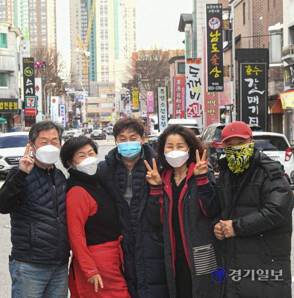 경기도시장상권진흥원의 ‘찾아가는 스마트 촬영 스튜디오 교육’에 참여한 일산 백석1동 12블록 상인회 회원들이 23일 오후 상권 내 한 닭요리 전문점에서 사진촬영 기법을 실습한 뒤 기념촬영을 하고 있다. 경상원은 코로나19 이후 배달어플리케이션 등 비대면 영업 방식이 급속히 증가함에 따라 도내 소상공인들이 적응할 수 있도록 지난달 5일부터 이달 30일까지 전문가들이 개별 점포를 방문, 기초 사진 촬영 교육을 진행하는 '2021년 소상공인 스마트 역량강화' 찾아가는 스마트 촬영 스튜디오 프로그램을 운영하고 있다.조주현기자