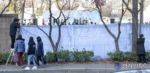 25일 오후 인천 부평구 '캠프마켓' 미군기지에서 열린 '인포센터 조성 및 개방 확대' 기념 행사에서  박남춘 인천시장과 신은호인천시의회 의장등이 외곽담장 철거 퍼포먼스를 하고 있다. 장용준기자