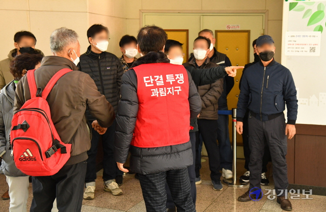 한국토지주택공사(LH)가 25일 오후 시흥시 청소년수련관에서 진행할 예정이던 ‘광명ㆍ시흥 공공주택지구 전략환경영향평가서 초안 설명회’가 광명ㆍ시흥 주민대책위 및 토지주의 반발로 무산됐다.  광명ㆍ시흥 토지주 비상대책위 관계자들이 행사장 입구를 점거한 채 참석자의 입장을 막고 있다. 김시범기자