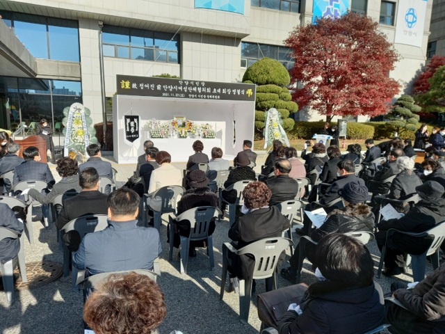 고(故) 정어진 전 안양시여성단체협의회 초대 회장이 27일 안양시청 앞마당에서 엄수된 시민장 영결식을 끝으로 영면에 들어갔다.
