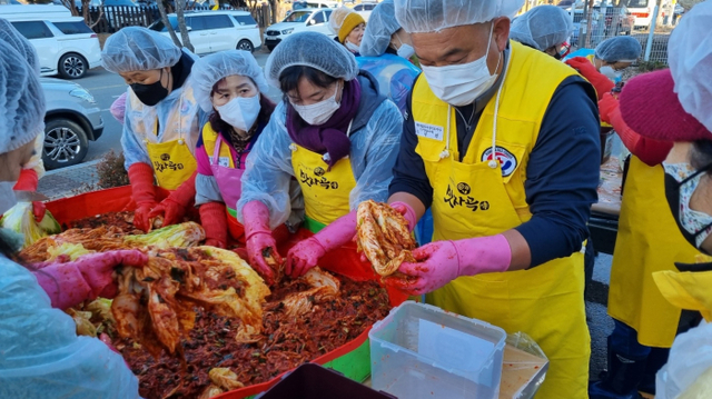 27일 평택시 도일동 대한적십자 남부봉사관 앞에서 김장김치 담그기 봉사활동이 진행됐다.