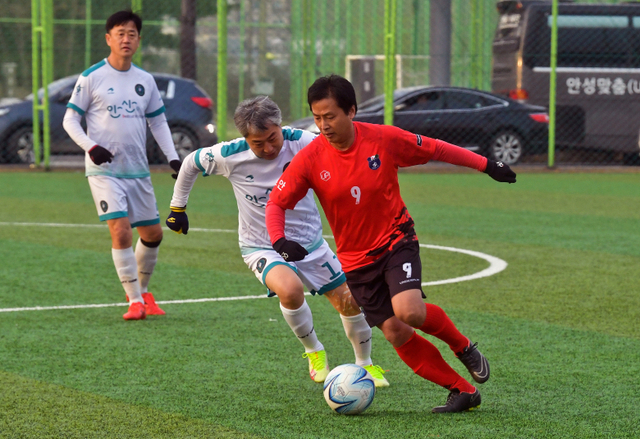 2021 안성맞춤컵 전국 50ㆍ60대 축구대회 50대부 결승전 안산시와 천안OB의 경기가 열린 28일 오후 안성맞춤B구장에서 선수들이 열띤 경기를 펼치고 있다.윤원규기자