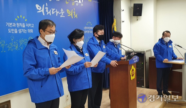 경기도의회 박근철 더불어민주당 대표(의왕1), 정윤경 교육기획위원장(군포1), 남종섭 교육행정위원장(용인4), 김달수 예산결산특별위원장(고양10) 등 4명이 29일 경기도의회 브리핑룸에서 공동 기자회견을 열고 ‘2차 교육재난지원금’과 ‘2차 교육안정화 지원금’을 지급해줄 것을 경기도교육청에 공식 요청하고 있다.이광희기자