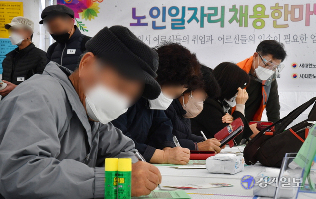 29일 오후 수원시 화성행궁 광장에서 열린 제10회 노인일자리 채용한마당에서 장년, 노년층 구직자들이 이력서를 작성하고 있다. 김시범기자