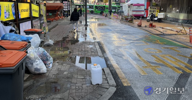 29일 인천 미추홀구 주안동의 한 도로에서 오수 역류 사고로 물웅덩이와 악취가 풍기고있다. 박주연기자