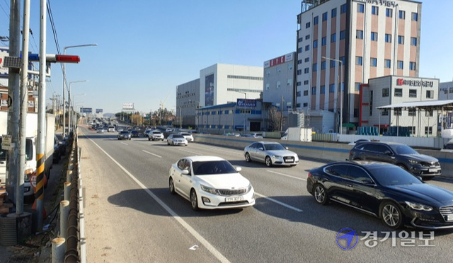 국토교통부가 추진 중인 경인고속도로 지하화사업 관련 부천구간이 지하차도로 통과, 부천IC가 없어질 것으로 예상돼 ‘부천 시민 패싱’논란이 나온다. 사진은 경인고속도로 부천구간. 김종구기자