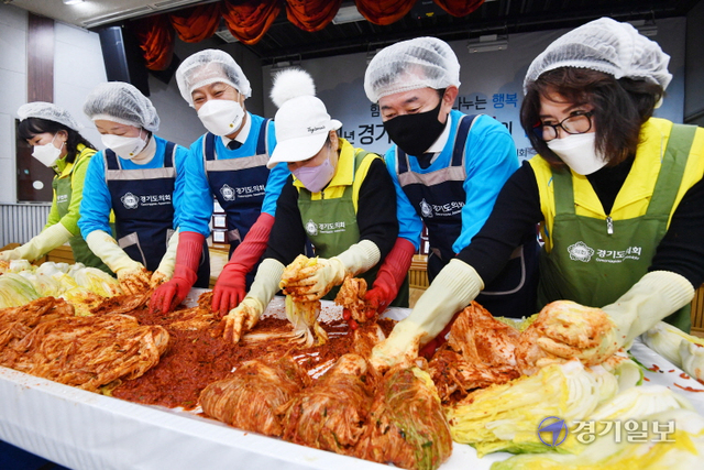 30일 오전 경기도의회 대회의실에서 열린 사랑의 김장나눔 행사에서 도의회 장현국 의장, 박근철 더불어민주당 대표의원 등 의원과 민들레봉사단 회원들이 김치를 담그고 있다. 김시범기자