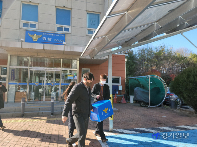 1일 오후 인천 남동구 서창동 논현경찰서 서창지구대에서 인천경찰청 반부패범죄수사1계 경찰들이 압수품을 가지고 나오고 있다. 인천경찰청은 최근 남동구 빌라 내 흉기난동 사건 현장에서 부실대응한 경찰 2명과 서창지구대장, 논현경찰서장 등 4명의 직무유기 사건 수사를 위해 11명의 전담팀을 구성했다. 김경희기자
