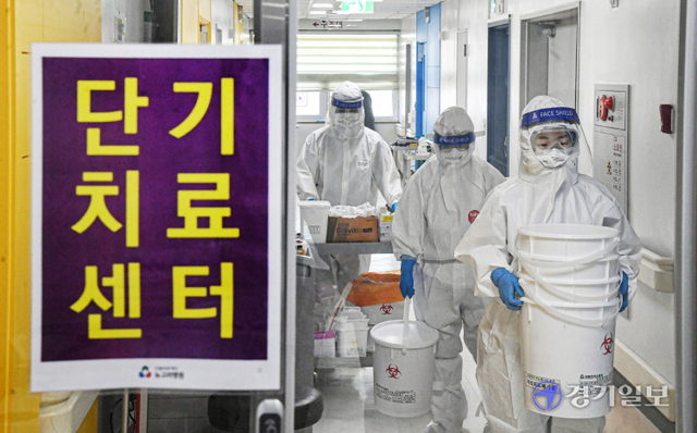 코로나19 확진자의 진료를 위해 경기도가 단기 외래진료센터로 선정한 김포시 뉴고려병원 음압병동에서 1일 의료진이 진료실 설치 준비를 하고 있다. 이날 국내 코로나19 신규 확진자 수는 5천123명으로 역시 최다를 기록했다. 조주현기자