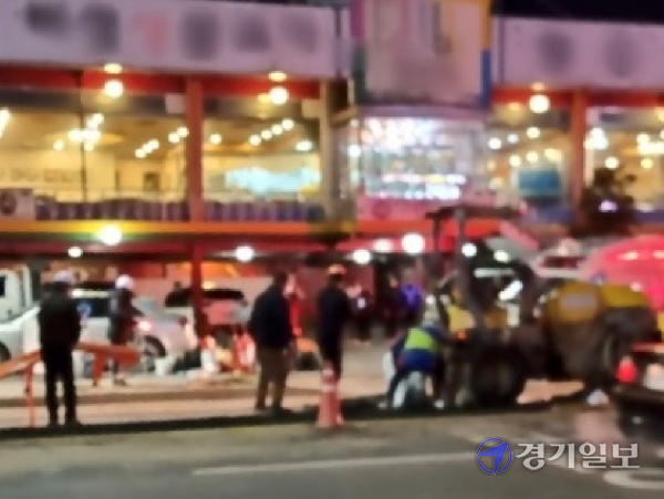 1일 오후 6시41분께 안양시 만안구의 한 도로에서 통신관로 매설작업이 진행되던 중 롤러에 작업자 3명이 깔려 숨지는 사고가 발생했다. 독자 제공