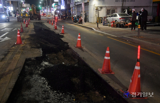 1일 오후 6시 40분깨 안양시 만안구의 한 도로 포장 공사 현장에서 근로자 3명이 중장비 기계인 바닥 다짐용 롤러에 깔려 숨지는 사고가 발생했다. 관계자들이 사건현장을 둘러보고 있다. 윤원규기자