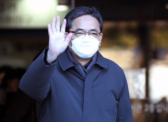 1일 서울중앙지법에서 영장실질심사를 마친 곽상도 전 의원이 손을 흔들어 보이고 있다. 연합뉴스