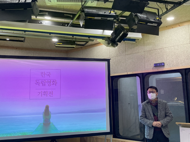 이형복 수원미디어센터장이 수원미디어센터에 대해 설명하고 있다.
