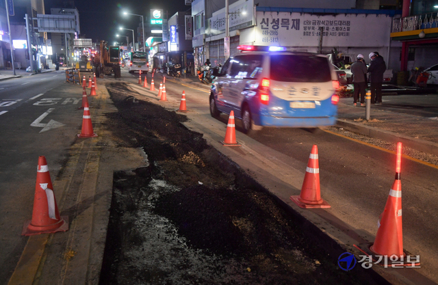  1일 오후 6시 40분께 안양시 만안구의 한 도로 포장 공사 현장에서 근로자 3명이 중장비 기계인 바닥 다짐용 롤러에 깔려 숨지는 사고가 발생했다. 고용노동부 관계자들이 사건현장을 둘러보고 있다. 윤원규기자