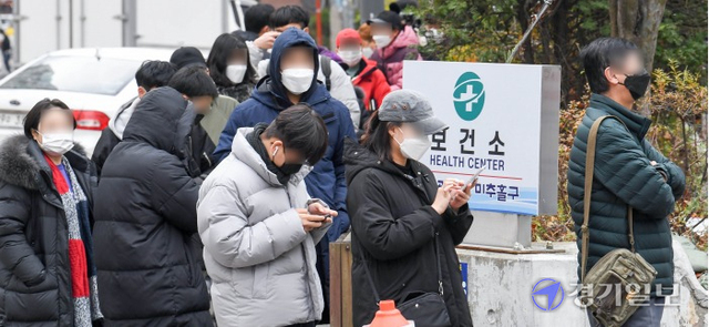 2일 오후 코로나19 새로운 변이 ‘오미크론’의 확진자 가족이 인천 미추홀구 대형교회 방문 사실이 알려지면서 미추홀구 보건소 선별진료소 앞에 검체검사를 받으려는 신도들과 가족들로 붐비고 있다. 장용준기자