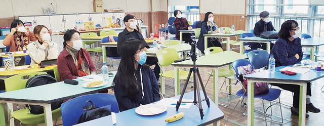 경기도국제화교육연구회(STEP) 회원들이 용인 서천고등학교 시청각실에 모여 ‘글로벌 협력을 통한 세계시민교육의 사례’라는 주제로 연수를 받고 있다. 경기도국제화교육연구회 제공