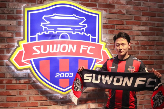 수원FC에 입단한 축구 유망주 이승우. 수원FC 제공