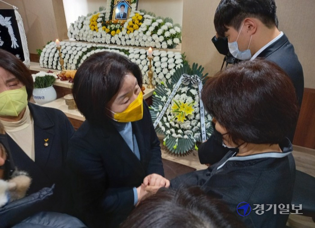 정의당 심상정 후보는 3일 안양 안양여고 인근 도로에서 전력관 매설 후 아스콘 재포장 과정에서 롤러에 치어 숨진 근로자들의 빈소를 찾아 유가족들을 위로했다. 노성우기자