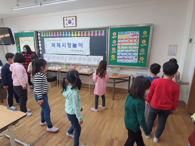사진4) 글로벌다문화 특성화 학교 프로그램으로 진행된 국제시장놀이에 다문화학생과 일반 학생들 참여