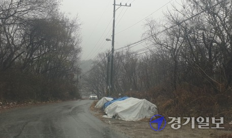 광주시 남종면 삼성리 일부 주민들과 토지주가 주택신축을 놓고 법적다툼까지 벌이는 등 갈등을 빚고 있다. 사진은 공사현장으로 진입하지 못한 철근을 방수천막으로 덮어 높은 모습. 한상훈기자